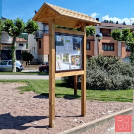 Cartellera de fusta amb vitrina i teulada